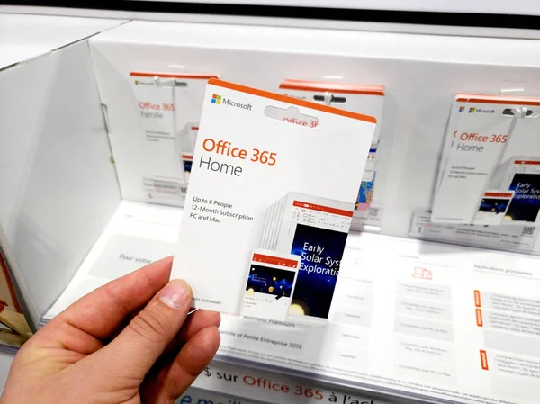 Uma mão segurando o Microsoft Office 365 Home — Fotografia de Stock