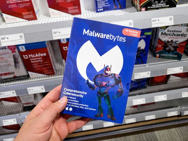 Malwarebytes app e licença em uma mão — Fotografia de Stock