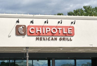 Güneşli bir günde Chipotle Restoranı ve logosu.