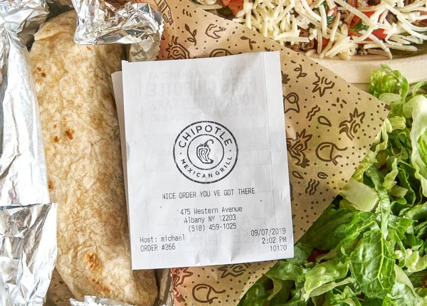 Assiette de chipotle avec burritos et salade avec reçu . — Photo