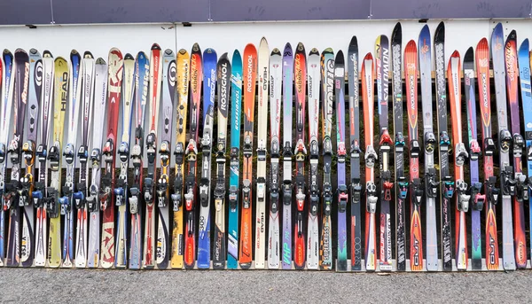 Esquís alpinos de diferentes marcas como Atomic, Rossignoli, Fischer, etc. — Foto de Stock