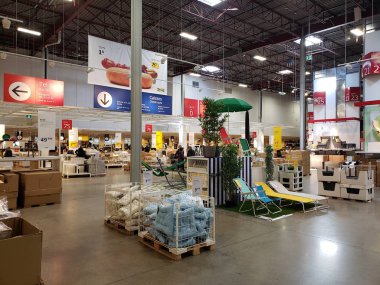 Ikea danışma masasında insanlar var.