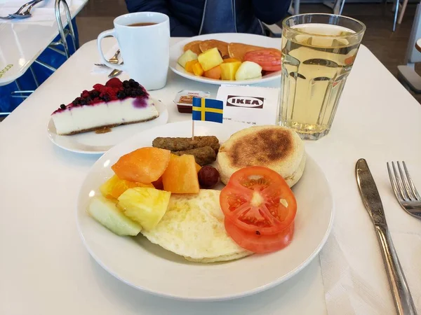IKEA nourriture sur une table avec des plats et des boissons avec logo — Photo