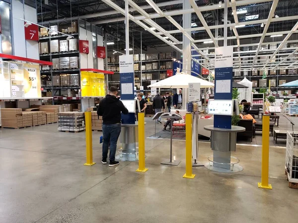 IKEA mostrador de información con la gente en ella —  Fotos de Stock