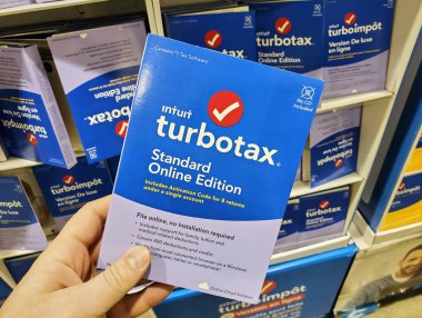 Montreal, Kanada - 10 Şubat 2020: Turbotax Standard online sürüm yazılım CD ve lisans kutusu bir elde. TurboVergi, Michael Chipman tarafından geliştirilen bir Amerikan vergi hazırlama yazılımıdır.