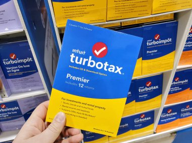 Montreal, Kanada - 10 Şubat 2020: Turbotax Premier yazılım CD ve lisans kutusu bir elde. TurboVergi, Michael Chipman tarafından geliştirilen bir Amerikan vergi hazırlama yazılımıdır.