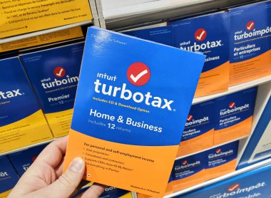 Montreal, Kanada - 10 Şubat 2020: Turbotax Home and Business yazılım CD ve lisans kutusu. Turbotax, Michael Chipman tarafından geliştirilen bir Amerikan vergi hazırlık yazılımı paketidir.