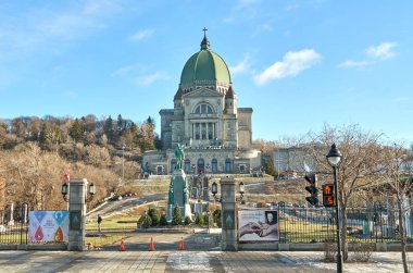 Montreal, Kanada - 2 Ocak 2019 - Saint Joseph 's Oratory of Mount Royal, Montreal' deki Westmount Zirvesi 'nde yer alan bir Roma Katolik küçük bazilikası.