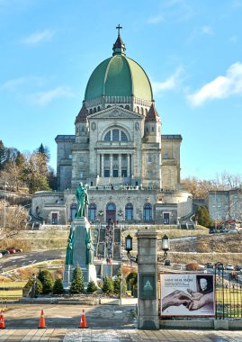 Montreal, Kanada - 2 Ocak 2019 - Saint Joseph 's Oratory of Mount Royal, Montreal' deki Westmount Zirvesi 'nde yer alan bir Roma Katolik küçük bazilikası.