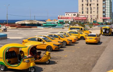 Havana, Küba - 08 Mayıs 2019: Küba Havana Caddesi 'nde sarı taksi. Taksi, turistlerin Küba 'da seyahat etme yöntemlerinden biridir..