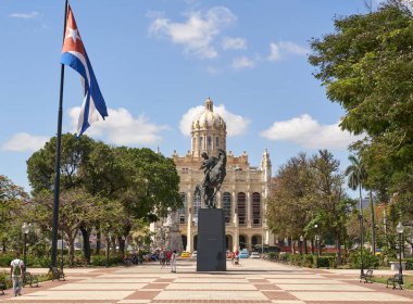 Havana, Küba - 05 Mayıs 2019: Havana, Küba 'da Jose Marti' nin heykeli. Jose Marti Kübalı bir şair, filozof, gazeteci, profesör ve yayımcıydı.