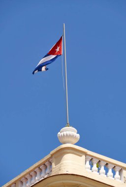 Küba bayrağı Havana, Küba 'da bayrak direğinde dalgalanıyor.