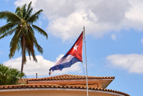 Kubai Zászló Lengett Zászlórúdon Közel Egy Pálmafához Havannában Kubában — Stock Fotó