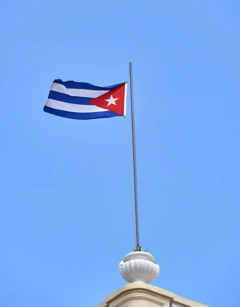 Κουβανέζικη Σημαία Κυματίζει Κοντάρι Σημαίας Στην Αβάνα — Φωτογραφία Αρχείου