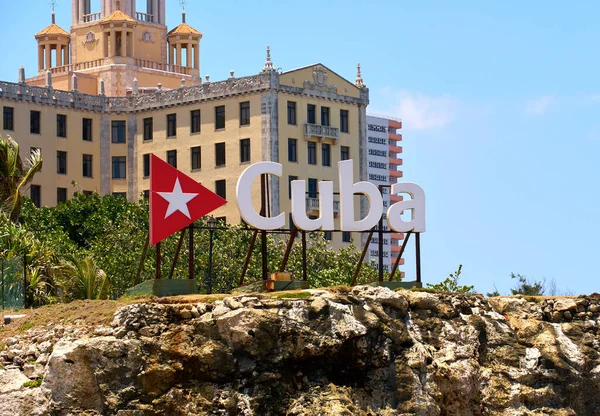 Señal Palabra Cuba Con Triángulo Rojo Una Estrella Sobre Hotel — Foto de Stock