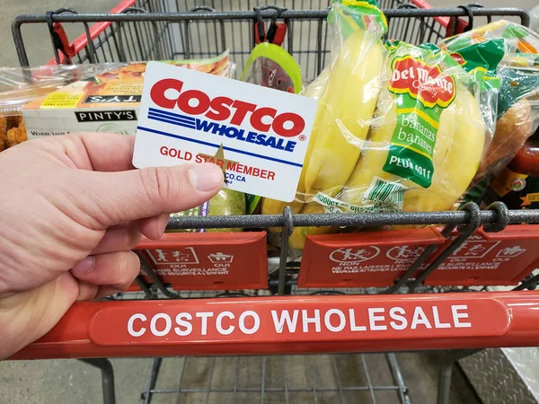 Montreal Canada April 2019 Hand Holding Costco Membership Card Cart — Stock Photo, Image