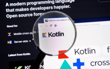 Montreal, Kanada - 08 Mart 2020 Kotlin örnek kodu, site ve logo büyüteç altında. Kotlin, durağan ve genel amaçlı bir programlama dilidir.