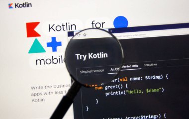 Montreal, Kanada - 08 Mart 2020 Kotlin örnek kodu, site ve logo büyüteç altında. Kotlin, durağan ve genel amaçlı bir programlama dilidir.