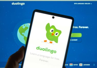 Montreal, Kanada - 08 Mart 2020 Duolingo logosu ve cep telefonu başvurusu. Duolingo, dil öğrenme web sitesi ve mobil uygulamaları içeren bir platformdur..