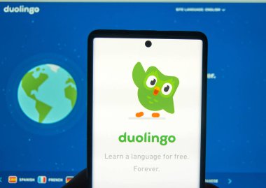 Montreal, Kanada - 08 Mart 2020 Duolingo logosu ve cep telefonu başvurusu. Duolingo, dil öğrenme web sitesi ve mobil uygulamaları içeren bir platformdur..