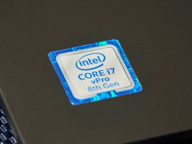 Montreal, Kanada - 17 Mart 2020: Intel mobil işlemci merkezi işlemci birimi i78. nesil. Intel merkezi Kaliforniya 'da bulunan çok uluslu bir teknoloji şirketidir.