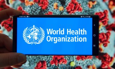 Montreal, Kanada - 21 Mart 2020: Mobil ekranda Dünya Sağlık Örgütü logosu. Dünya Sağlık Örgütü, Birleşmiş Milletler 'in kamu sağlığından sorumlu özel bir kuruluşudur..