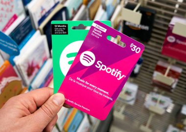 Montreal, Kanada - 24 Mart 2020 Hediye kartları için dükkandaki pembe hediye çekini bozdur. Spotify uluslararası bir medya hizmeti sağlayıcısıdır ve müzik akışı hizmeti ile ünlüdür.