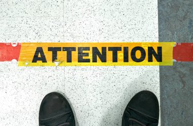 Montreal, Kanada - 28 Mart 2020: sosyal mesafeyi korumak için mağazadaki dikkat kuyruğu. Sosyal mesafeler, hastalık yayılmasını önlemek için insanlar arasındaki fiziksel mesafeyi kasten artırıyor.