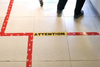 Montreal, Kanada - 28 Mart 2020: sosyal mesafeyi korumak için mağazadaki dikkat kuyruğu. Sosyal mesafeler, hastalık yayılmasını önlemek için insanlar arasındaki fiziksel mesafeyi kasten artırıyor.