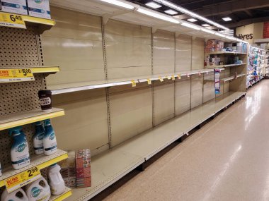 Montreal, Kanada - 22 Mart 2020: COVID-19 yüzünden marketteki boş raflar. Birçok insan Coronavirus yüzünden marketlerde uzun kuyruklar ve boş raflarla karşılaştı.