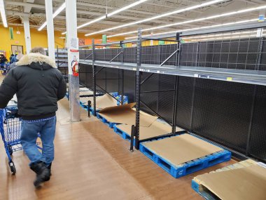 Montreal, Kanada - 22 Mart 2020: COVID-19 yüzünden marketteki boş raflar. Birçok insan Coronavirus yüzünden marketlerde uzun kuyruklar ve boş raflarla karşılaştı.