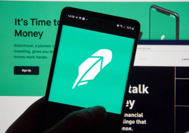 Montreal, Kanada - 08 Mart 2020 Robinhood uygulaması ve logosu ekranda. Robinhood Finansal Hizmetler Şirketi. Şirket, insanlara hisse senedine yatırım yapma olanağı sağlayan mobil uygulama ve web sitesi sunuyor.