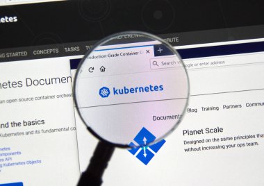 Montreal, Kanada - 08 Mart 2020: Kubernetes resmi sitesi ve logosu. Kubernetes, otomatik uygulama dağıtım ölçekleme ve yönetim için açık kaynak konteyner orkestrasyon sistemidir.