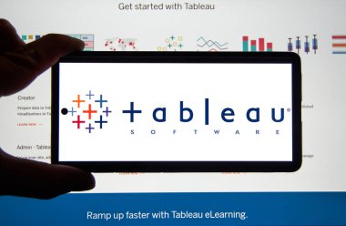 Montreal, Kanada - 08 Mart 2020: Tableau uygulaması ve android cep telefonunun logosu. Tableau Software, ABD 'li etkileşimli veri görselleştirme yazılımı şirketidir.