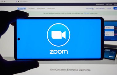 Montreal, Kanada - 22 Mart 2020: Zoom uygulaması ve logosu ekranda. Zoom Communications, uzaktan konferans hizmeti veren bir şirket. Uzaktan konferans hizmeti sunuyor, toplantılar, aramalar, sohbet gibi.