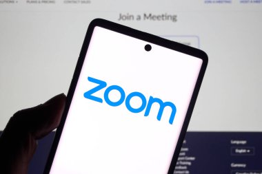 Montreal, Kanada - 22 Mart 2020: Zoom uygulaması ve logosu ekranda. Zoom Communications, uzaktan konferans hizmeti veren bir şirket. Uzaktan konferans hizmeti sunuyor, toplantılar, aramalar, sohbet gibi.