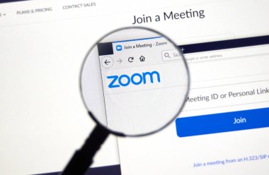 Montreal, Kanada - 22 Mart 2020 Zoom resmi web sitesi ve logosu. Zoom Communications, uzaktan konferans hizmeti veren bir şirket. Uzaktan konferans hizmeti sunuyor, toplantılar, aramalar, sohbet gibi.