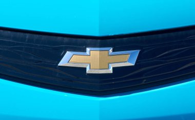 Montreal, Kanada - 4 Nisan 2020: bir arabanın üzerinde Chevrolet logosu. Chevrolet, ABD 'de en popüler ve tanınan otomotiv markalarından biridir. Chevrolet, General Motors 'un bir bölümü.