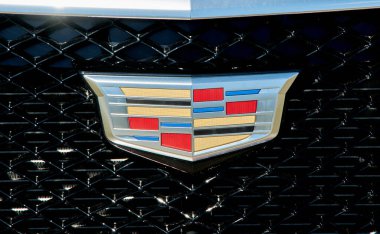 Montreal, Kanada - 4 Nisan 2020: yakın plan Cadillac logosu. Cadillac, Amerikan otomobil üreticisi General Motors 'un lüks araçlar tasarlayan ve üreten bir bölümüdür..