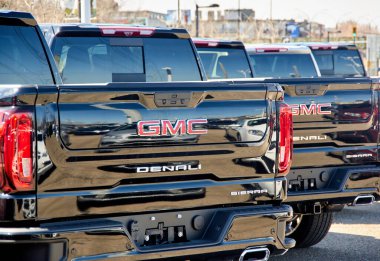 Montreal, Kanada - 4 Nisan 2020: GMC yeni 2020 kamyonları bayilikte kuyruğa girdi. GMC General Motors, Amerikan otomobil üreticisi General Motors GM 'nin bir bölümüdür.