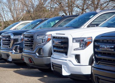 Montreal, Kanada - 4 Nisan 2020: GMC yeni 2020 kamyonları bayilikte kuyruğa girdi. GMC General Motors, Amerikan otomobil üreticisi General Motors GM 'nin bir bölümüdür.