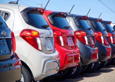 Montreal, Kanada - 4 Nisan 2020 Chevrolet Spark arabaları tek sıra halinde. Chevrolet, ABD 'de en popüler ve tanınan otomotiv markalarından biridir. Chevrolet, General Motors 'un bir bölümü.