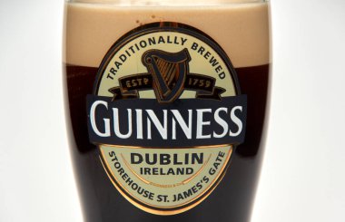 Montreal, Kanada - 15 Mart 2020: orijinal bir Guinness koyu koyu bira bardağı. Guinness, Arthur Guinness 'in bira fabrikasından türemiş koyu bir İrlanda likörüdür.