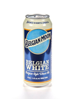 Montreal, Kanada - 15 Mart 2020: beyaz arka planda Belçika birası. Blue Moon Belçika Beyazı, MillerCoors tarafından Blue Moon Brewing Co.