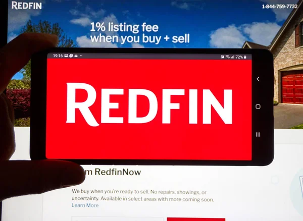 Montreal Kanada Maret 2020 Logo Redfin Pada Ponsel Melalui Situs Stok Gambar