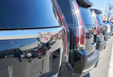 Montreal, Kanada - 4 Nisan 2020: Cadillac Escalade siyah araba bayiliğinde. Cadillac, Amerikan otomobil üreticisi General Motors 'un lüks araçlar tasarlayan ve üreten bir bölümüdür..
