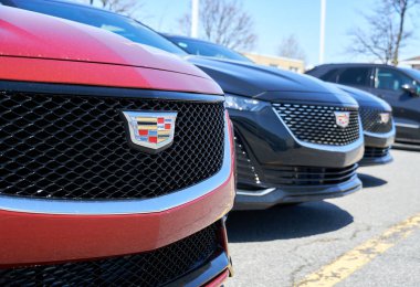 Montreal, Kanada - 4 Nisan 2020: Cadillac CT5 otomobilleri bayilikte. Cadillac, Amerikan otomobil üreticisi General Motors 'un lüks araçlar tasarlayan ve üreten bir bölümüdür..