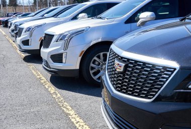 Montreal, Kanada - 4 Nisan 2020: Cadillac XT4 arabaları bayilikte. Cadillac, Amerikan otomobil üreticisi General Motors 'un lüks araçlar tasarlayan ve üreten bir bölümüdür..