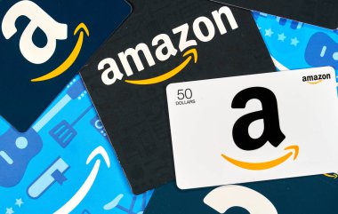 Montreal, Kanada - 6 Nisan 2020: Farklı Amazon hediye kartları. Amazon bir e-ticaret, ödemeler, donanım, veri depolama, bulut hesaplama ve medya devi. Jeff Bezos tarafından kurulmuş ve yönetiliyor.