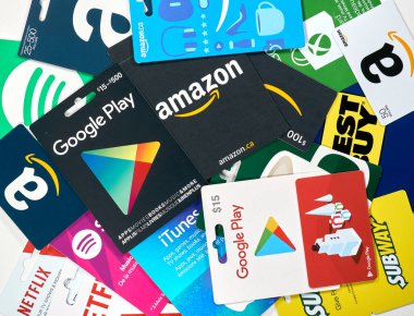 Montreal, Kanada - 6 Nisan 2020: Amazon, Netflix, Xbox, Google Play, Best Buy, Spotify gibi birçok markanın hediye kartları. Hediye kartı, satın almak için kullandığınız ön ödemeli bir kartdır.
